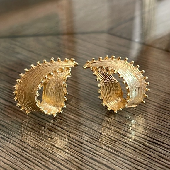 Vintage Leave Shaped Gold-tone Clip Earrings - Picture 6 of 13